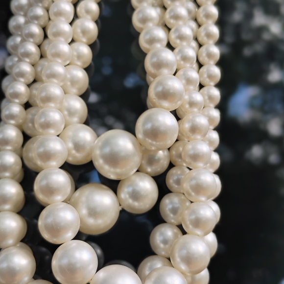 Elegant Pearl Necklace - Picture 2 of 2